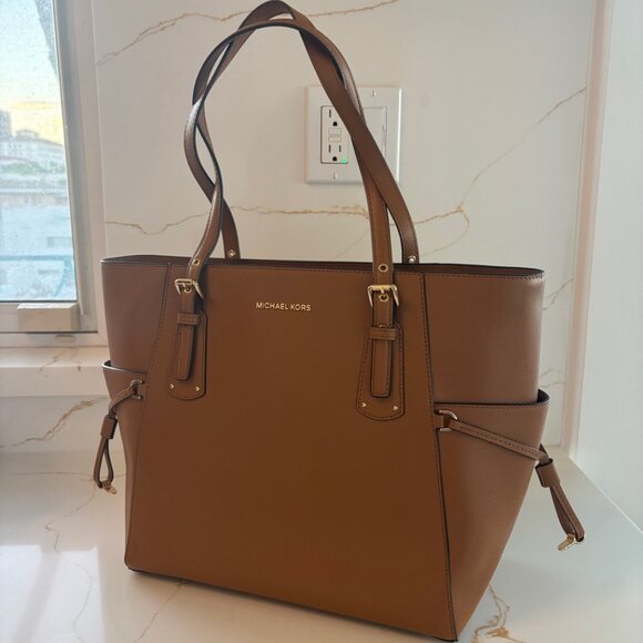 Michael Kors Voyager Tote in Style 30H7GV6T9L (Acorn Leather, East / West Tote) - Picture 1 of 8